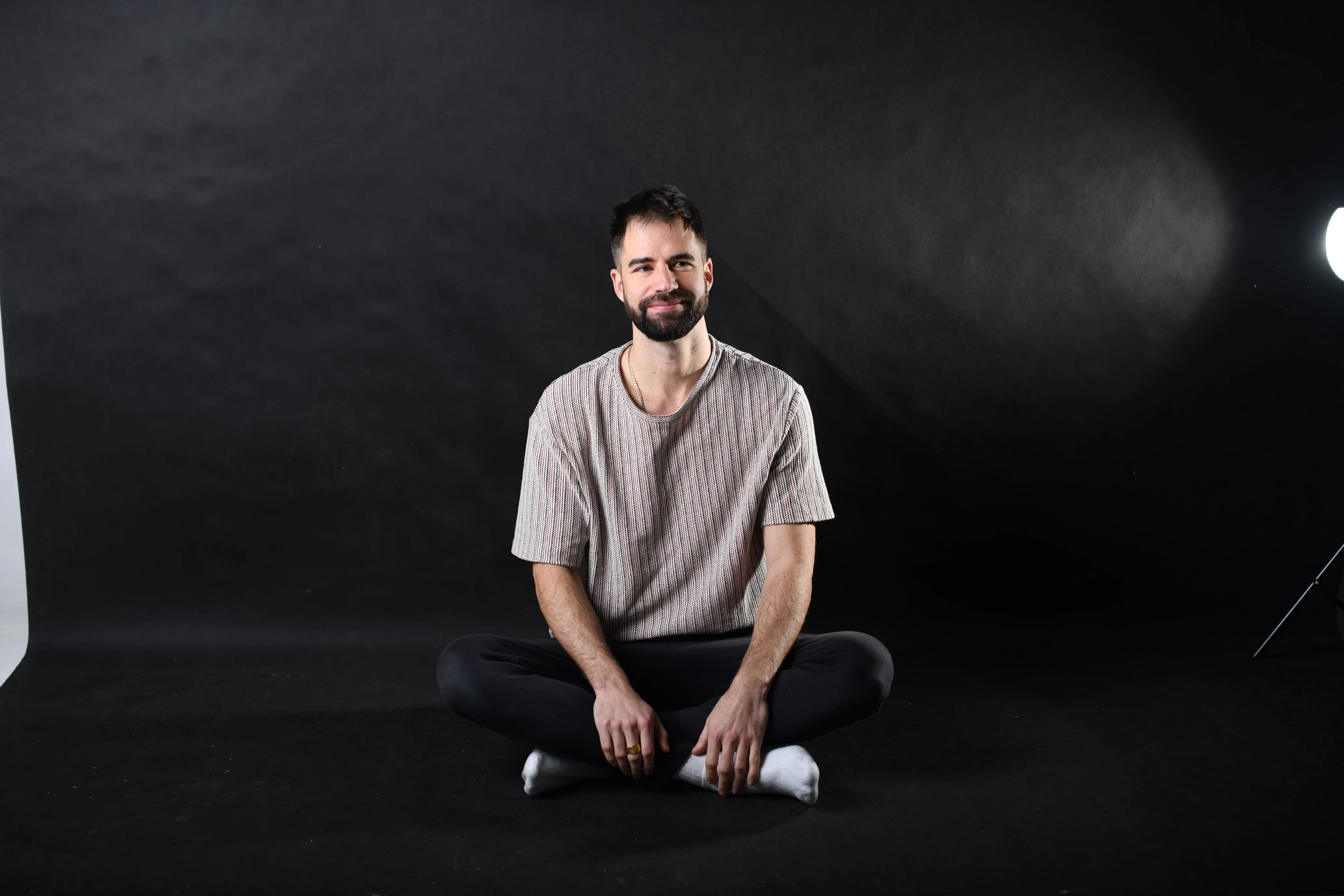 Trpělivý jogín čeká na fotografa